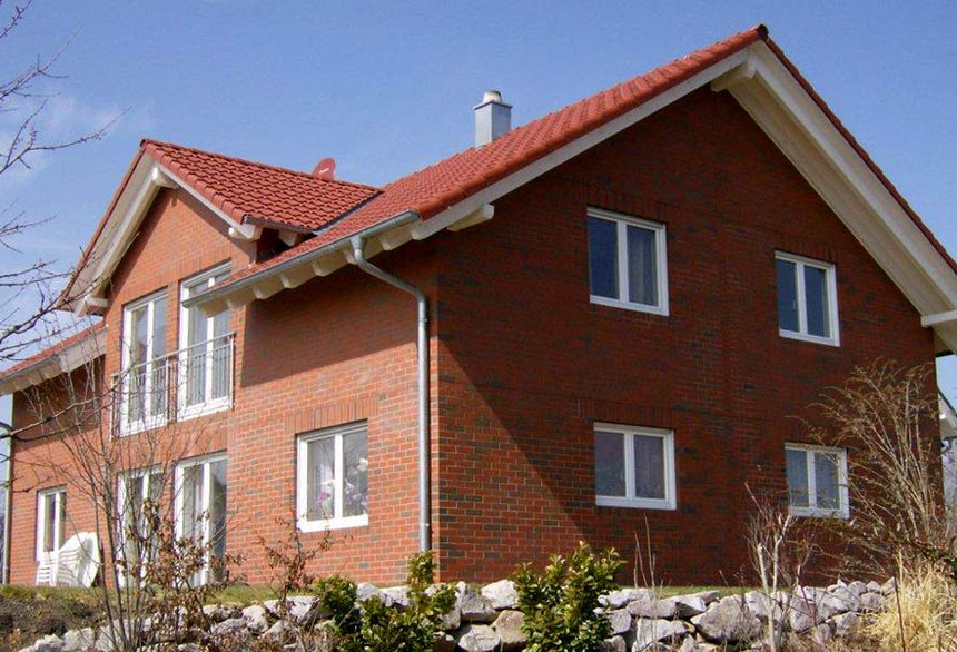 Частный дом из кирпича Westerwald с оттенком, гладкого