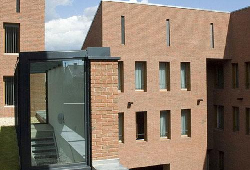 Жилое здание из кирпича Fehnbrand светло-красного с оттенком