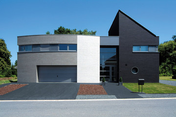 Жилое здание из кирпича faro серого и черного с оттенком, гладкого  и Oslo 