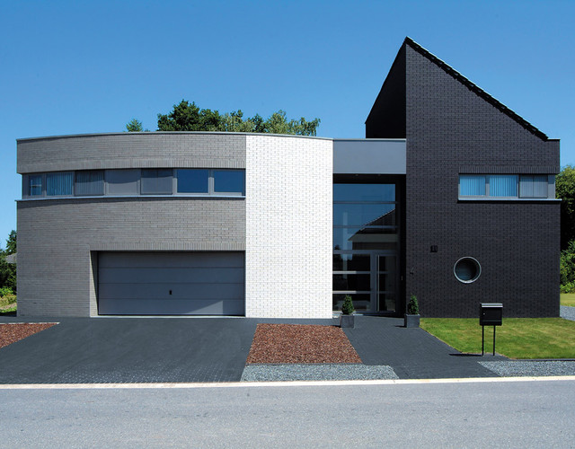 Жилое здание из кирпича faro серого и черного с оттенком, гладкого  и Oslo 