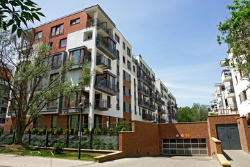 Коттеджный лесной поселок из кирпича Moorbrand желто-песочного с оттенком